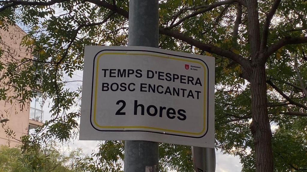 Cartel de tiempo de espera para la cola para el Bosc Encantat de Gavà