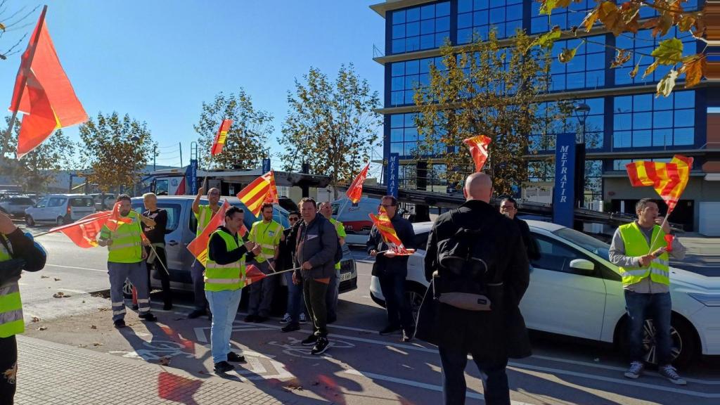 Manifestación de los trabajadores de Ilunion frente a la nave de Amazon en El Prat