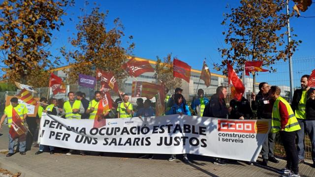 Manifestación de los trabajadores de Ilunion frente a la nave de Amazon