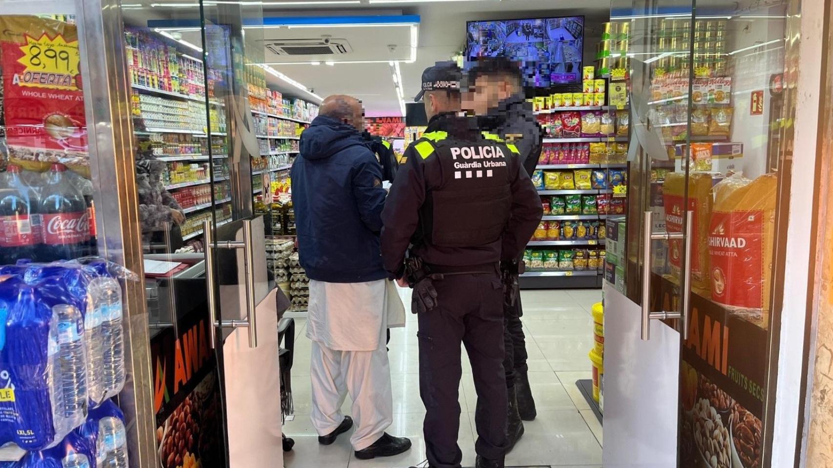 Dos agentes de la Guardia Urbana de Badalona durante el operativo contra las AWAMI