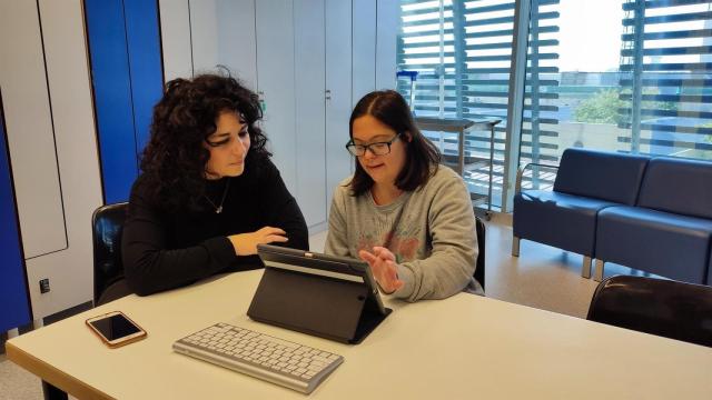 Una voluntaria y una participante durante el estudio