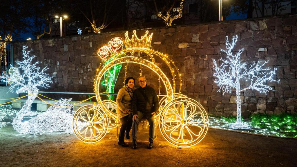 Una pareja posando en una figura de luces del Bosc Encantat de Gavà