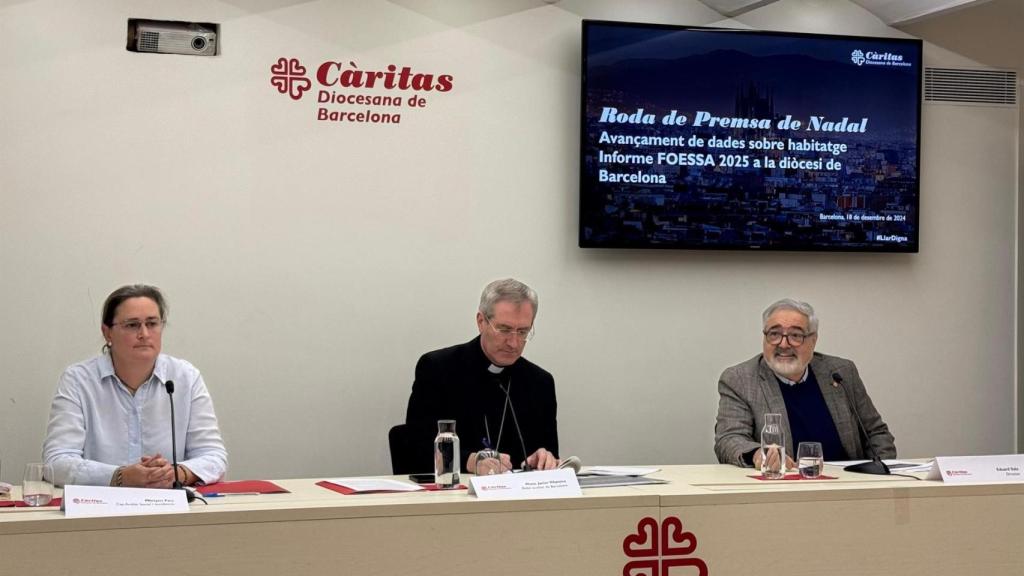 La jefa de análisis social e incidencia de Càritas Barcelona, Miriam Feu; el obispo auxiliar de Barcelona, Javier Vilanova; y el director de Càritas Barcelona, Eduard Sala, en rueda de prensa este miércoles