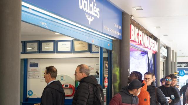 Barceloneses hacen cola para comprar lotería en Barcelona