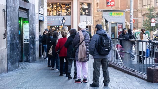 Colas para comprar la lotería de Navidad en la administración de Urquinaona ‘Loteria 97’