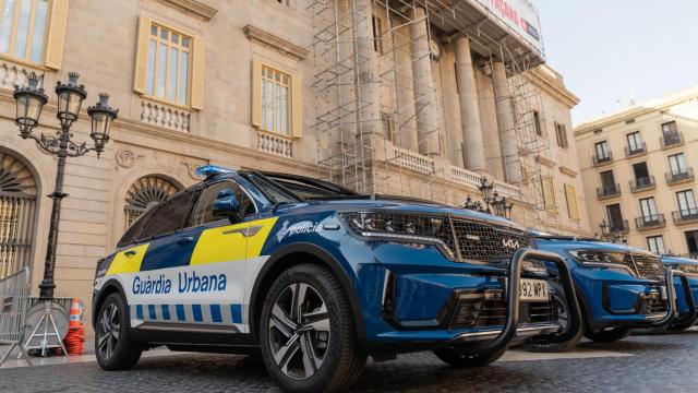 Vehículos de la Guardia Urbana en la plaza de Sant Jaume