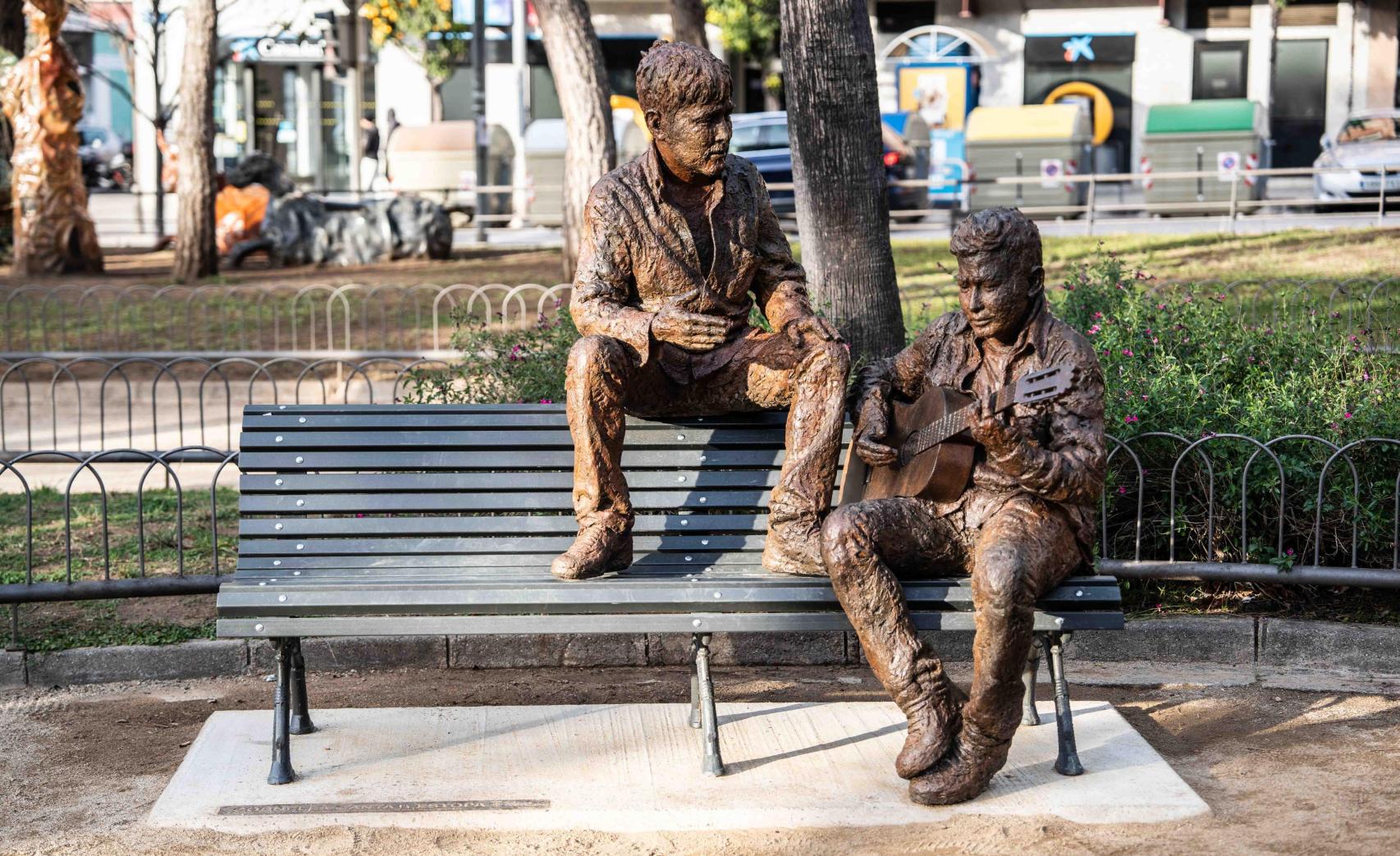 Estatua de homenaje a Estopa en la plaza Catalunya