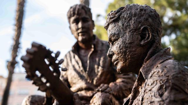 Estatua de homenaje a Estopa en la plaza Catalunya