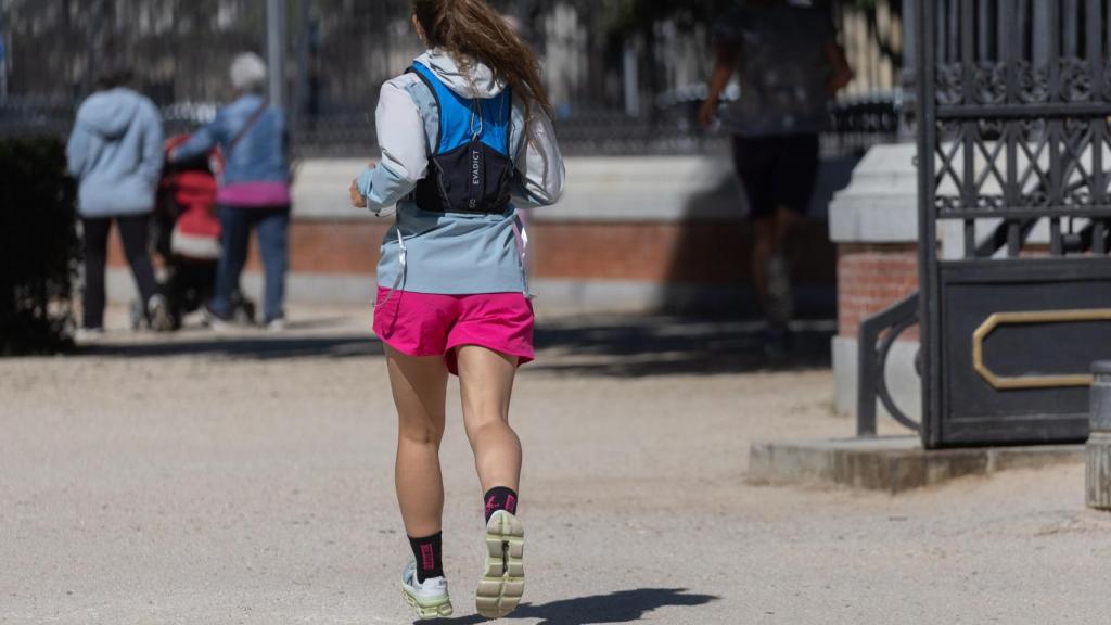 Una mujer practica running en un parque