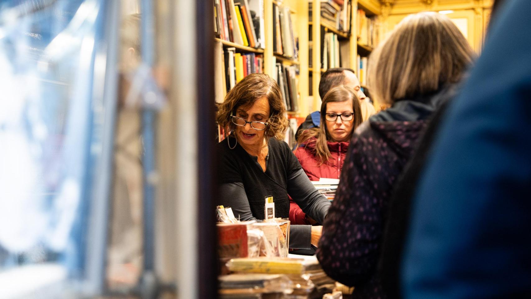 Cristina atiende a clientes en la librería Sant Jordi