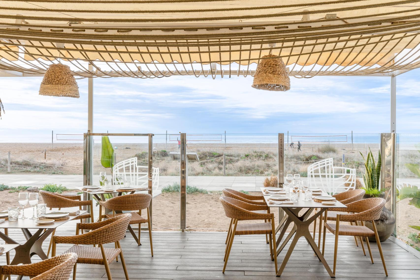 Terraza de Embarcadero, restaurante especializado en arroces de Castelldefels