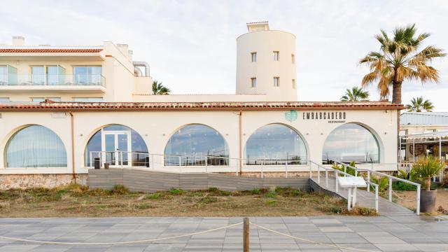 Exterior de Embarcadero, restaurante especializado en arroces de Castelldefels