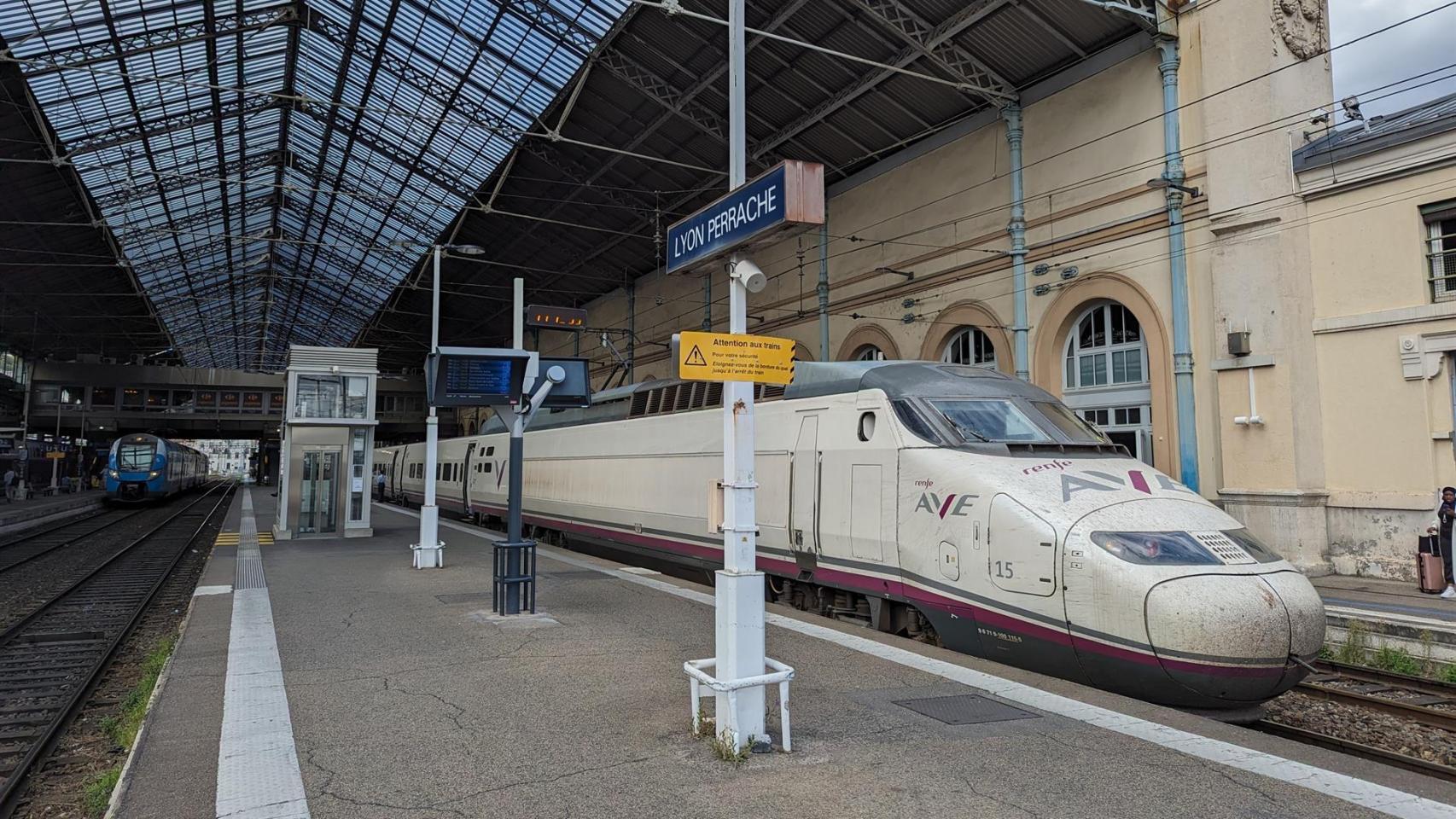 Un AVE de Renfe en una estación de Francia