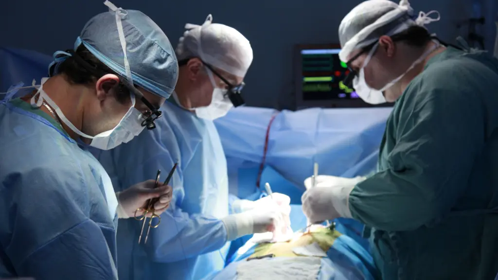 Doctores durante una operación en una imagen de archivo