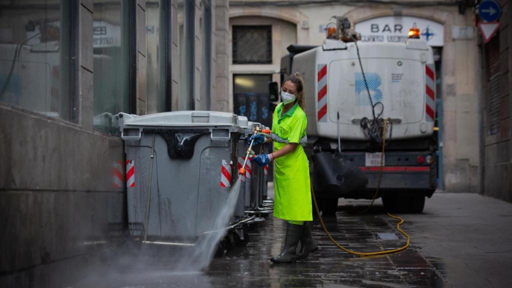 Una operaria de la limpieza prestando servicio en Barcelona