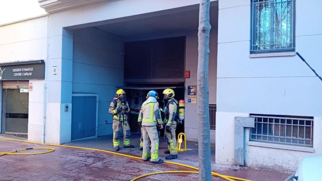 Incendio en Esplugues: arde un coche dentro de un parking subterráneo