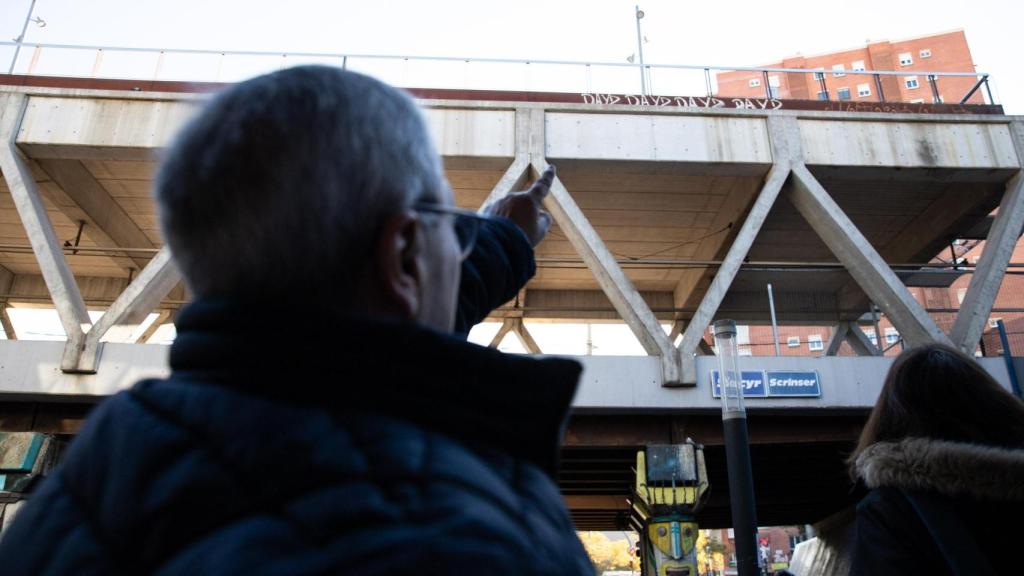 Ramón Carbó, extrabajador del metro de Barcelona, señala una de las salidas de la estación Santa Eulàlia