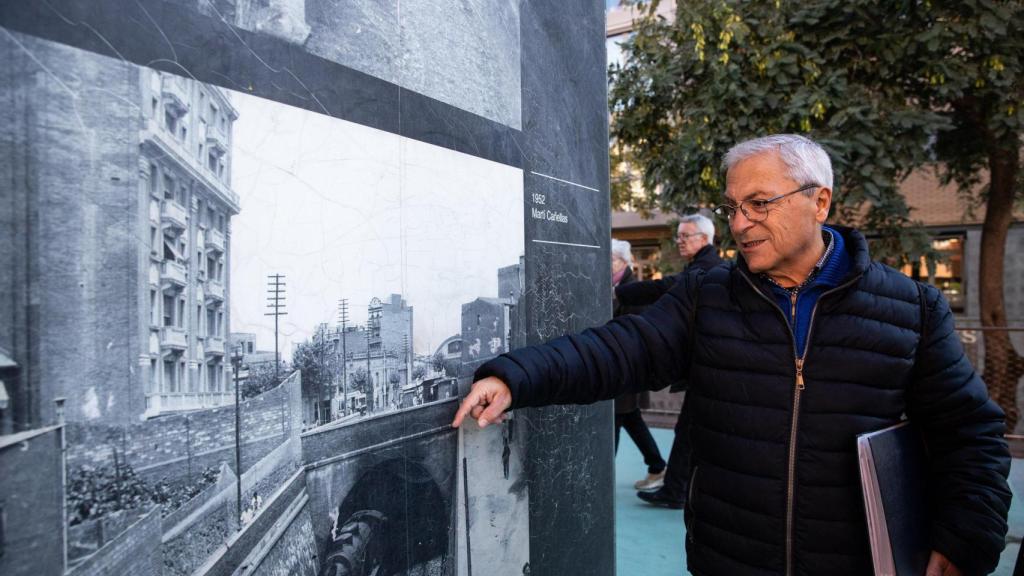 Ramón Carbó, extrabajador del metro, señala uno de los primeros trenes en el memorial del barrio de Santa Eulàlia