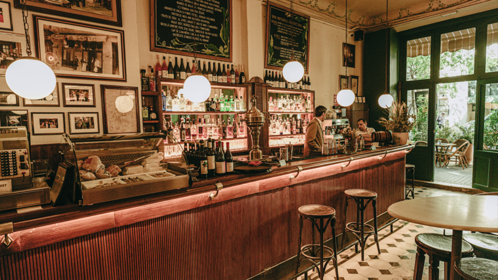 Interior de Cafè del Centre, cafetería de aires modernistas del Eixample