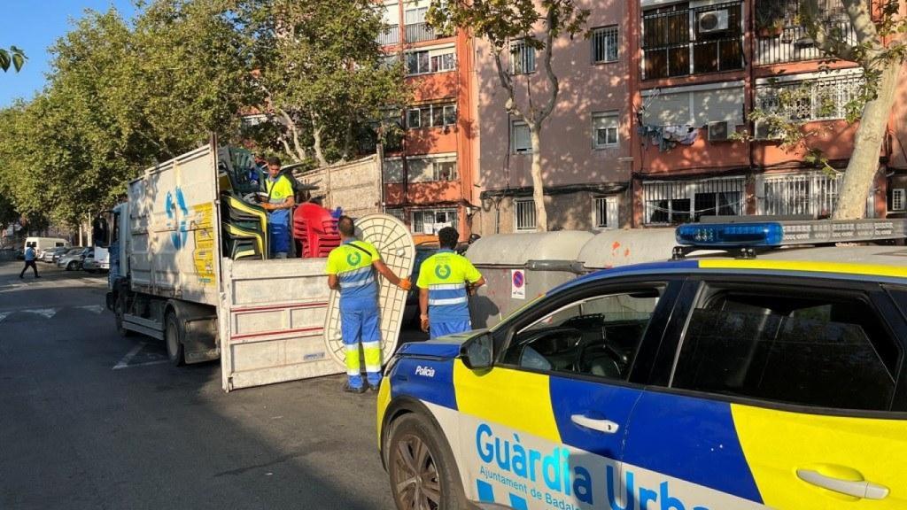 Un camió d'escombraries i un cotxe de la Guàrdia Urbana de Badalona