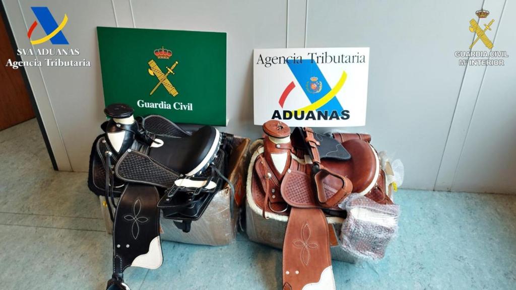 Encuentran 10 kilos de cocaína escondidos en dos sillas de montar a caballo en el aeropuerto de Barcelona