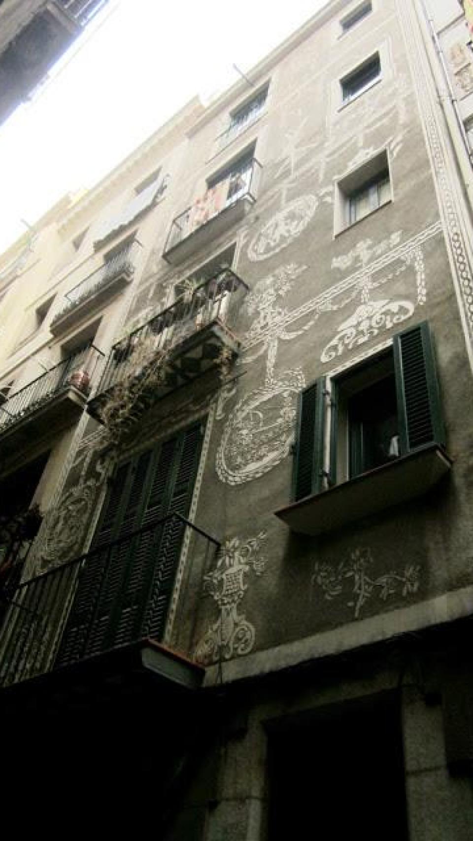 Una de las fachadas de la calle Estruc de Barcelona