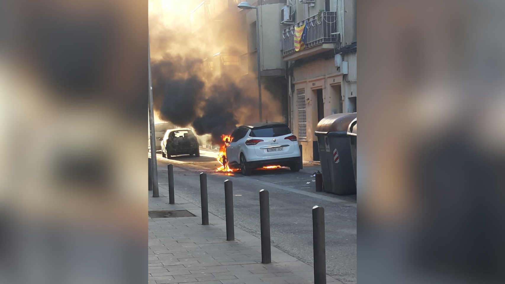 Un coche ardiendo en la calle Santiado de Badalona