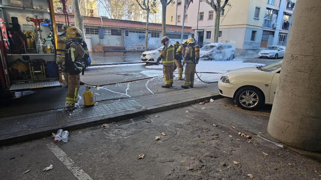 Los bomberos acuden a un incendio de un vehículo en Badalona