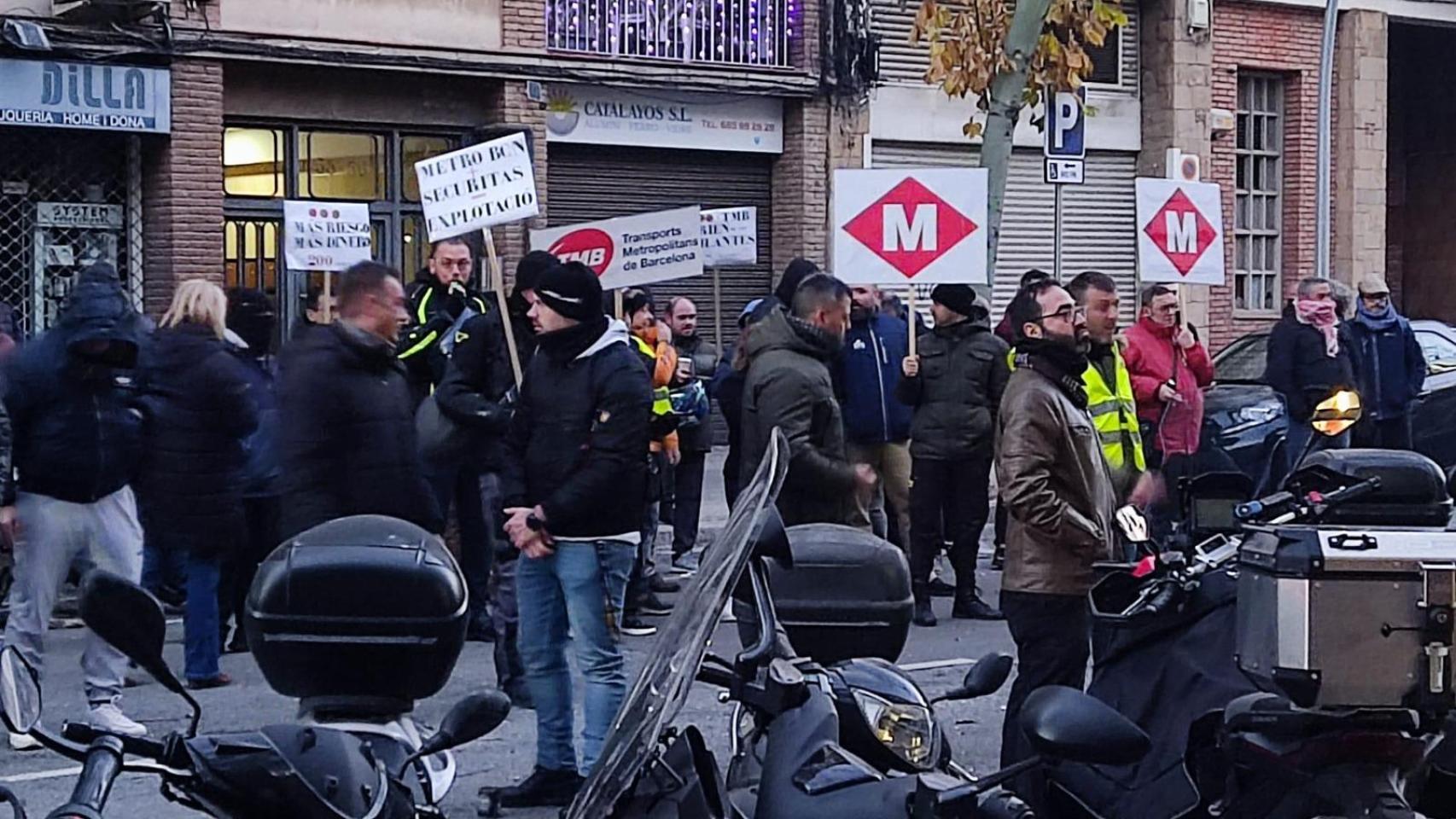 Los vigilantes del metro se manifiestan ante el Centro de Control del Metro de TMB