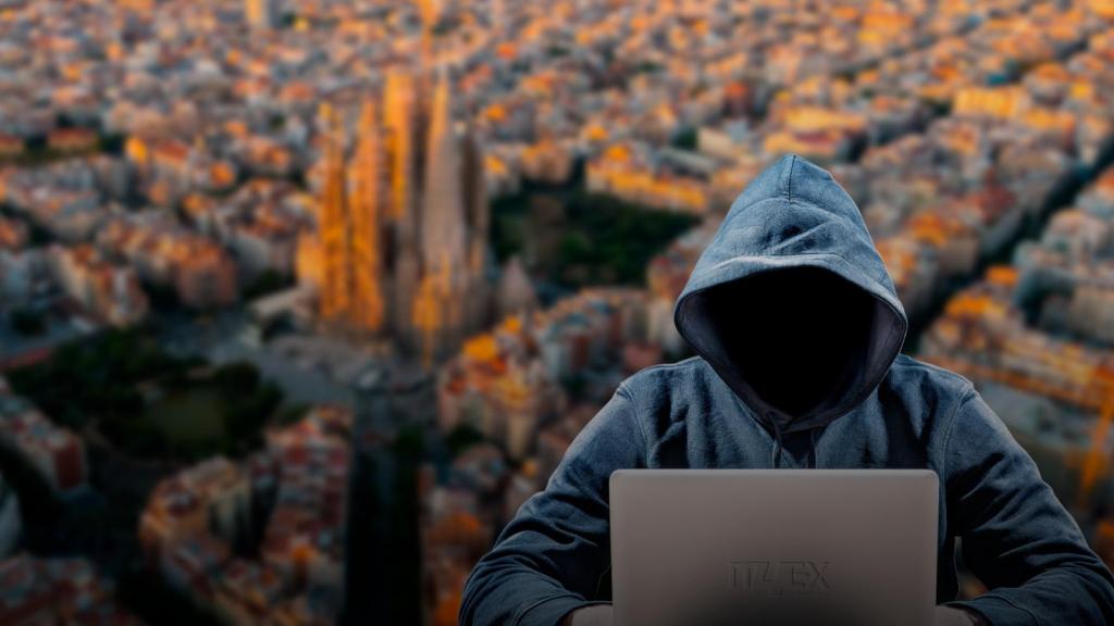 Fotomontaje de un hacker con Barcelona de fondo