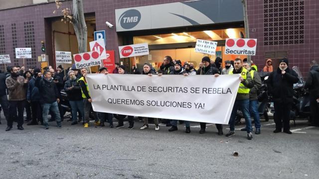 Decenas de vigilantes del metro se manifiestan para exigir mejoras laborales