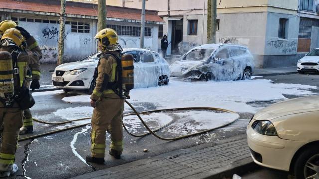 Unos bomberos en un incendio de vehículos en Sant Roc