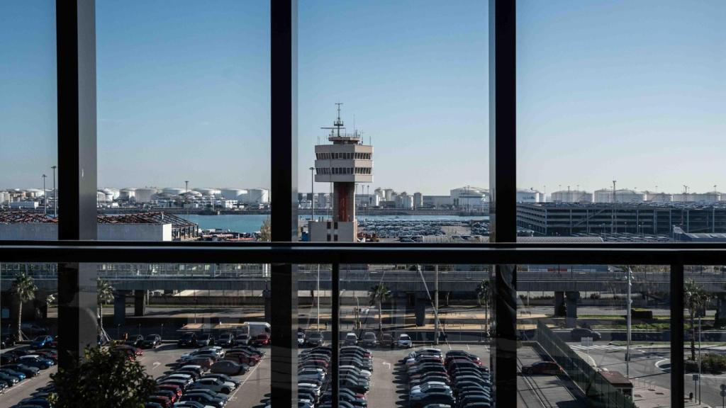 Las vistas a la torre de control del puerto desde la terraza de DFactory