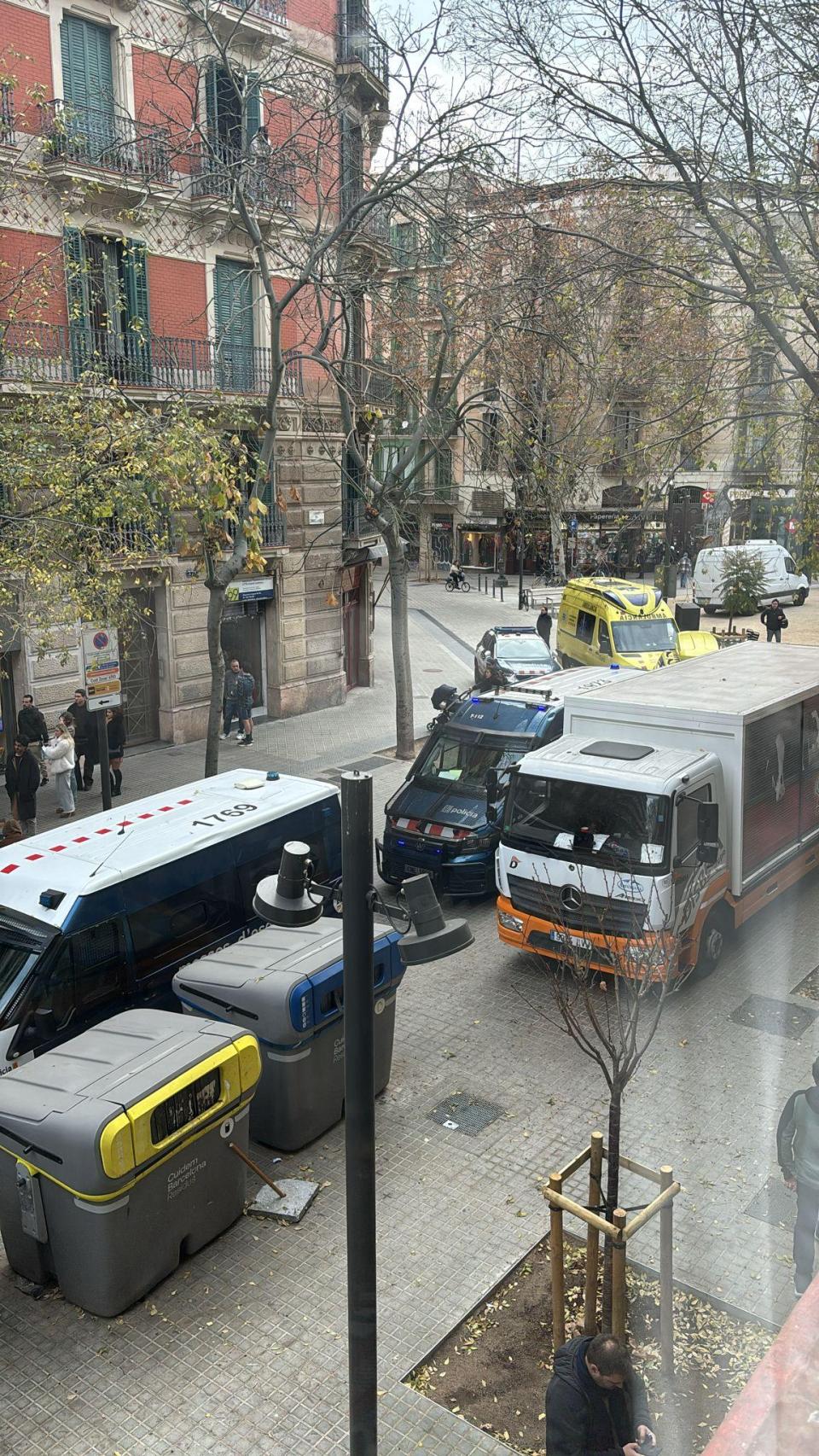 Agentes de los Mossos d'Esquadra frente a un edificio de la calle Consell de Cent de Barcelona