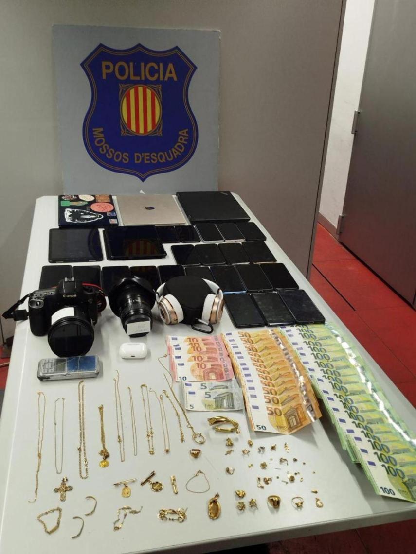 Objetos recuperados por los Mossos tras la detención de dos hombres en un hostal del Eixample