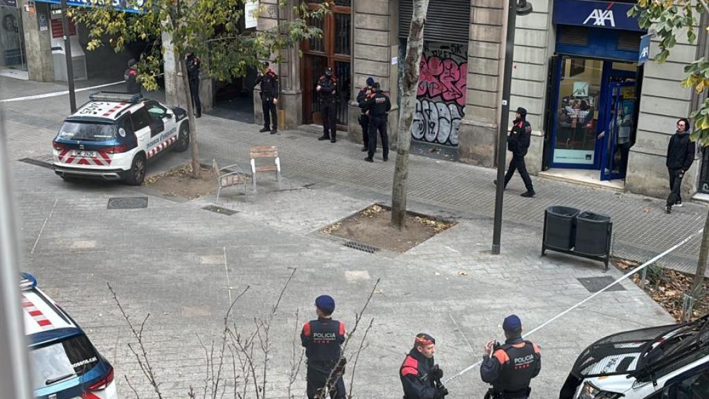 Agentes de los Mossos d'Esquadra frente a un edificio de la calle Consell de Cent de Barcelona