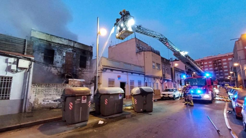 Un incendio en Badalona quema una casa antigua sin dejar heridos