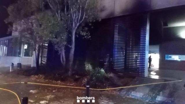 Investigan las causas de dos incendios simultáneos en el Hospital de Sant Joan Despí