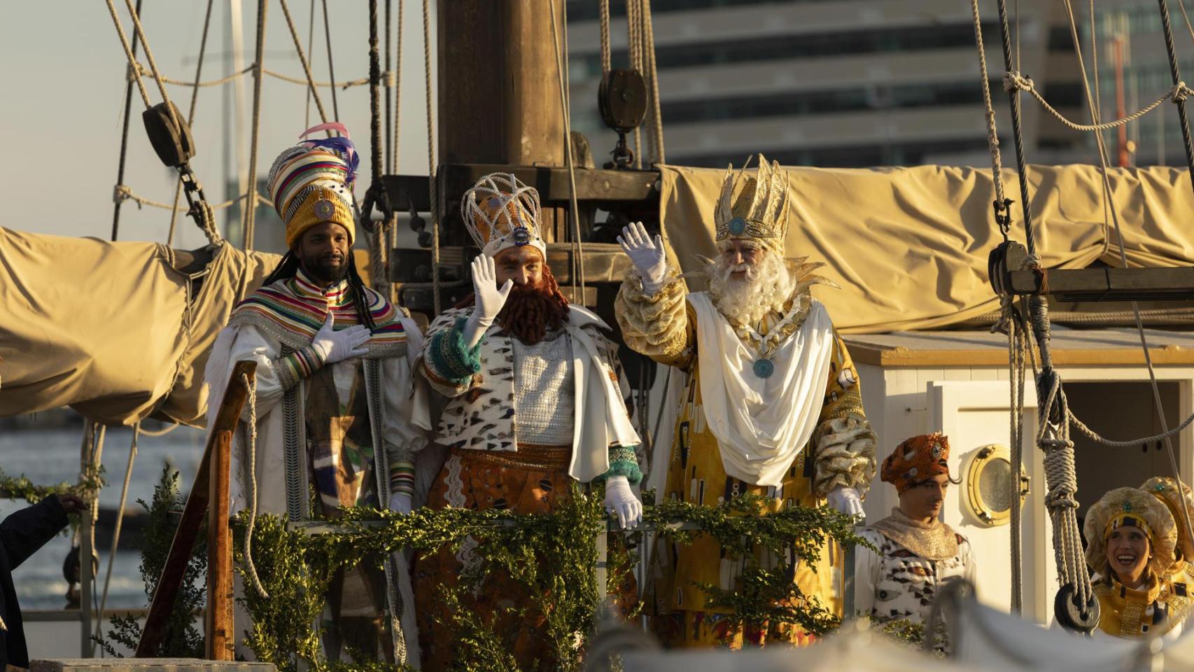 Sus majestades los Reyes Magos de Oriente llegana bordo del pailebote Santa Eulàlia para la tradicional cabalgata de Reyes 2025 en Barcelona