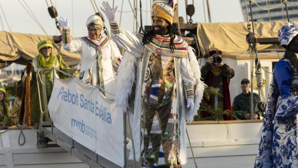 El rey Baltasar saluda los barceloneses en su llegada este domingo a Barcelona a bordo del pailebote Santa Eulàlia para la tradicional cabalgata de Reyes 2025