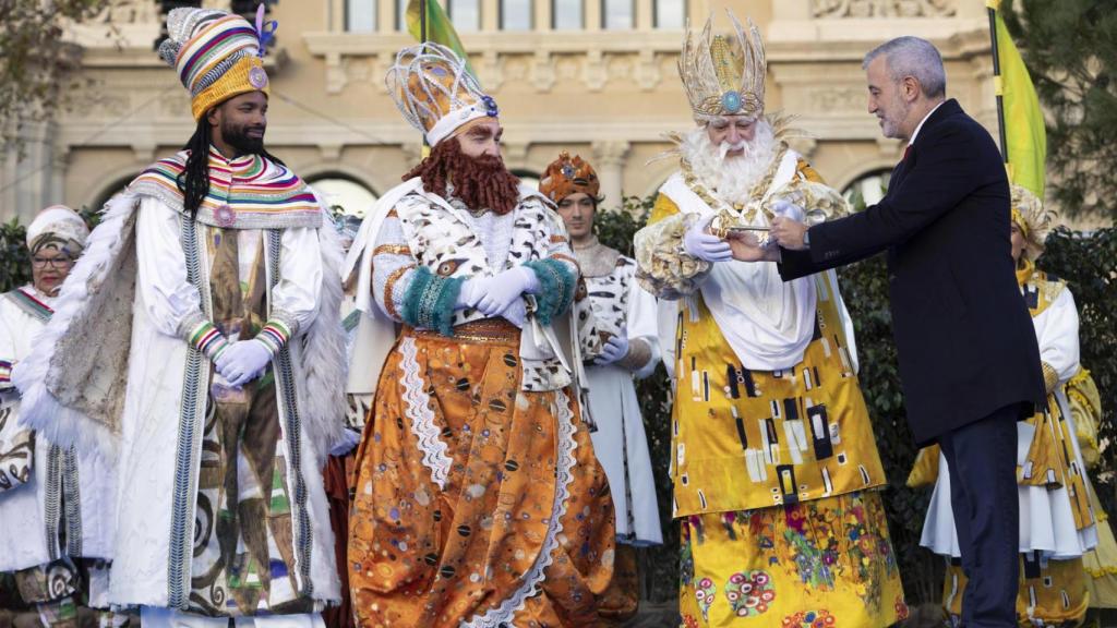 Sus majestades los Reyes Magos de Oriente son recibidos por el alcalde de la ciudad, Jaume Collboni