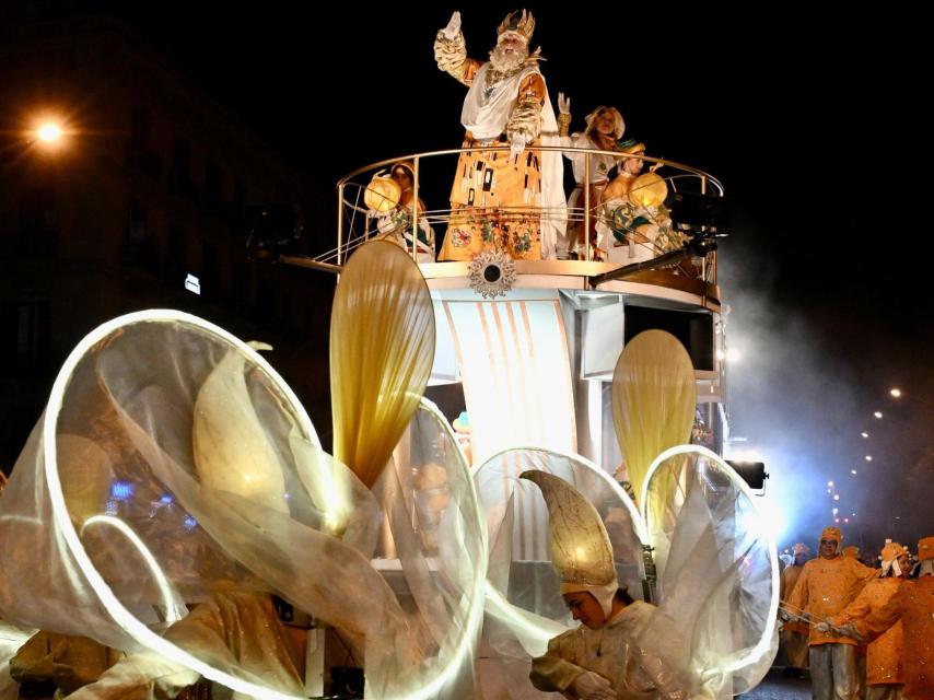 La carroza del rey Melchor en la cabalgata de Barcelona 2025