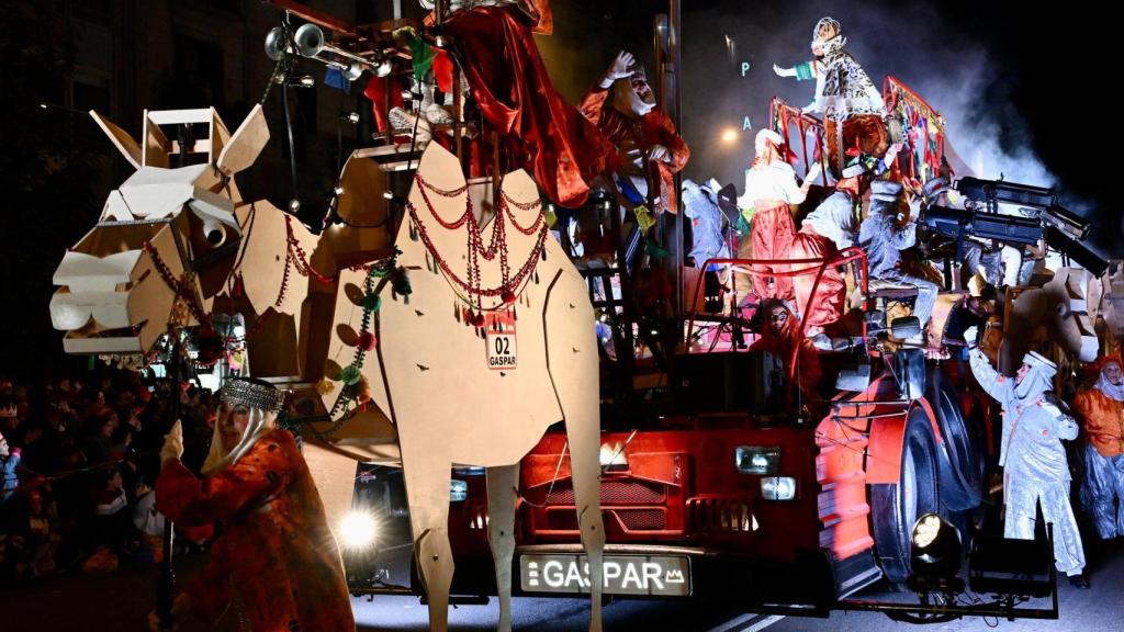 La carroza del rey Gaspar en la cabalgata de Barcelona 2025