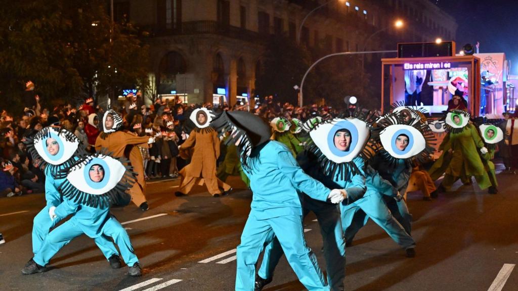 Los bailarines de la comparsa 'los Reyes miran y escuchan' de la compañía Rosalend