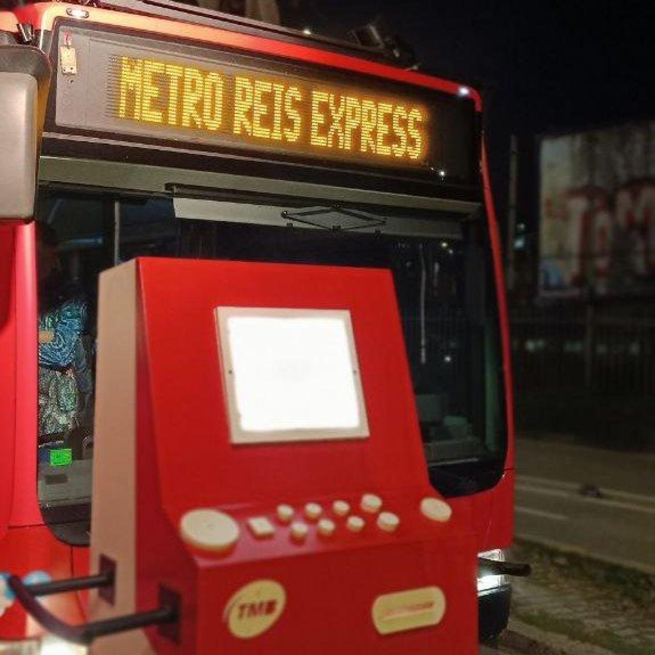 La línea Reyes Express llega a la cabalgata para conmemorar el centenario del metro