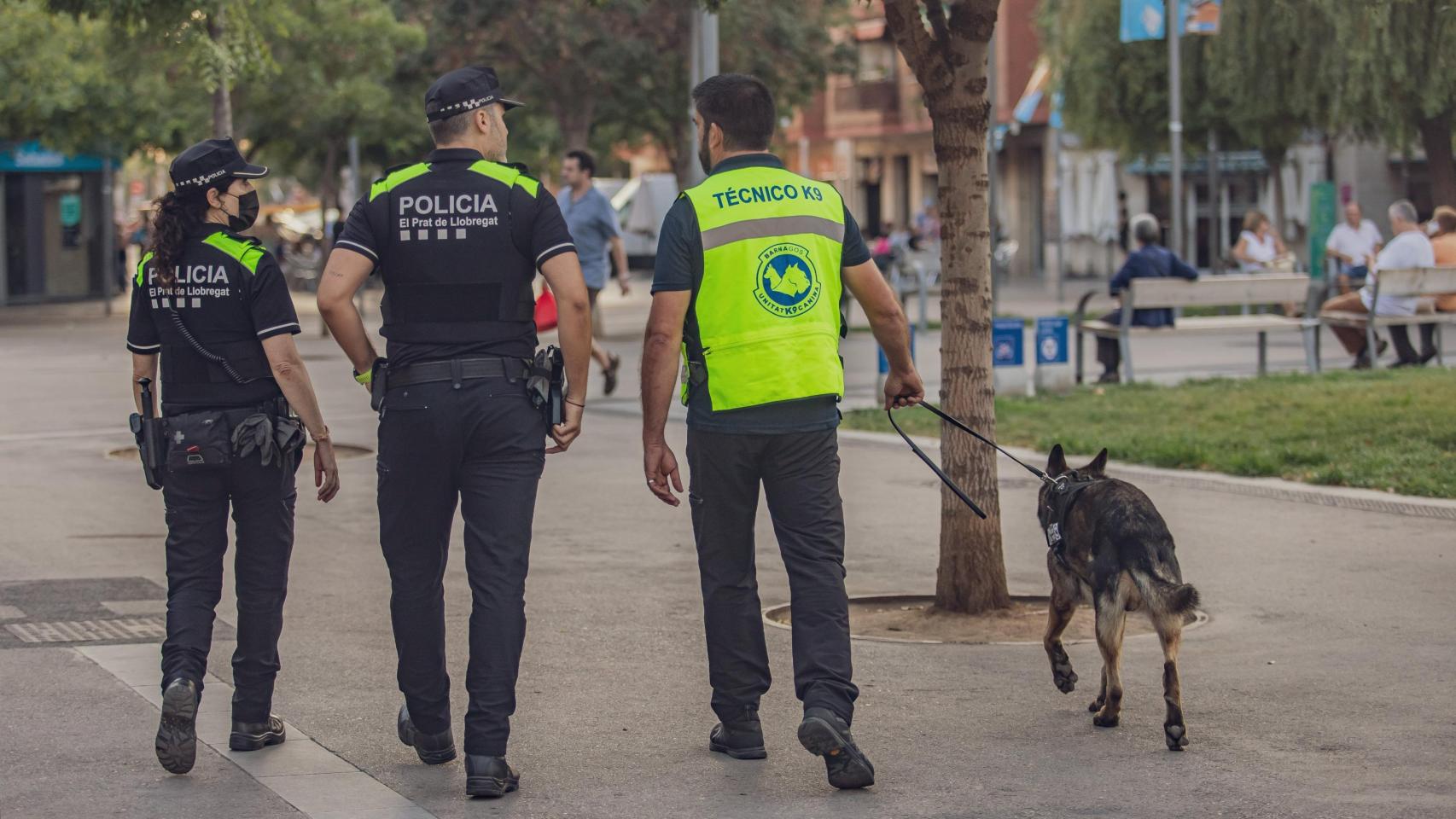 Agentes de la Policía Local de El Prat de Llobregat patrullando las calles