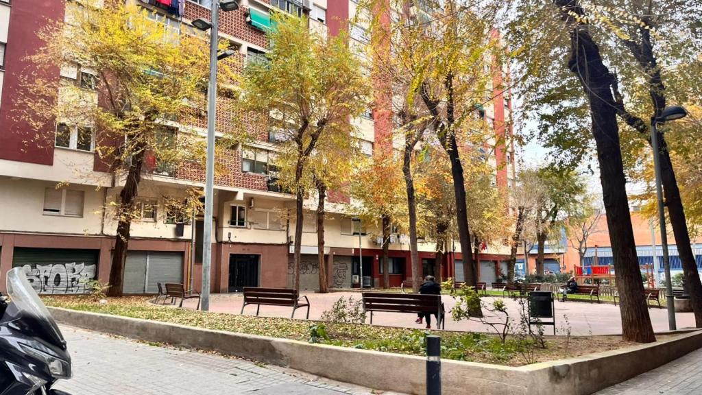 Una plaza entre edificios de La Verneda Alta