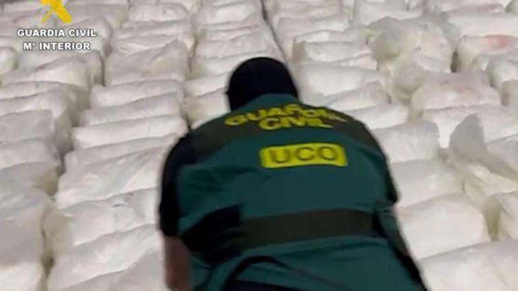 Un agente de la Guardia Civil tras una incautación de drogas