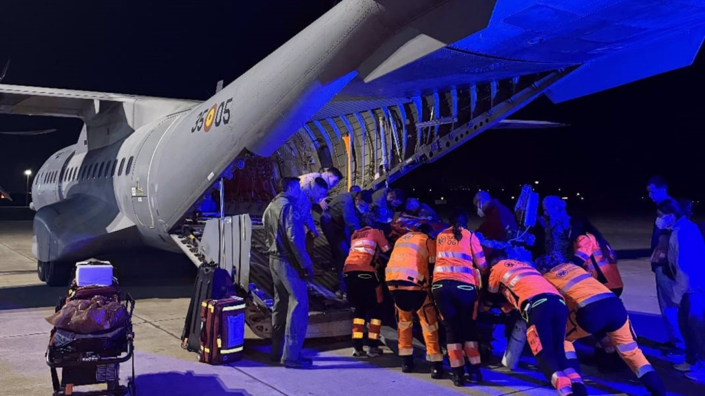 El equipo médico multidisciplinar trasladando la bebé a un avión del Ejército del Aire