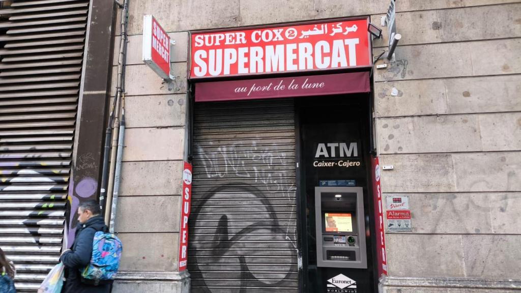 Supermercado precintado en la calle Pau Clarís